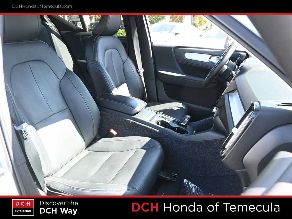 Used 2021 Volvo XC40 T4 Momentum FWD image 21