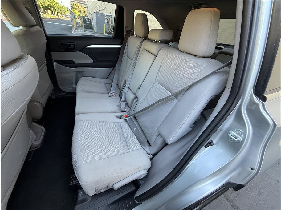 Used 2019 Toyota Highlander LE FWD image 18