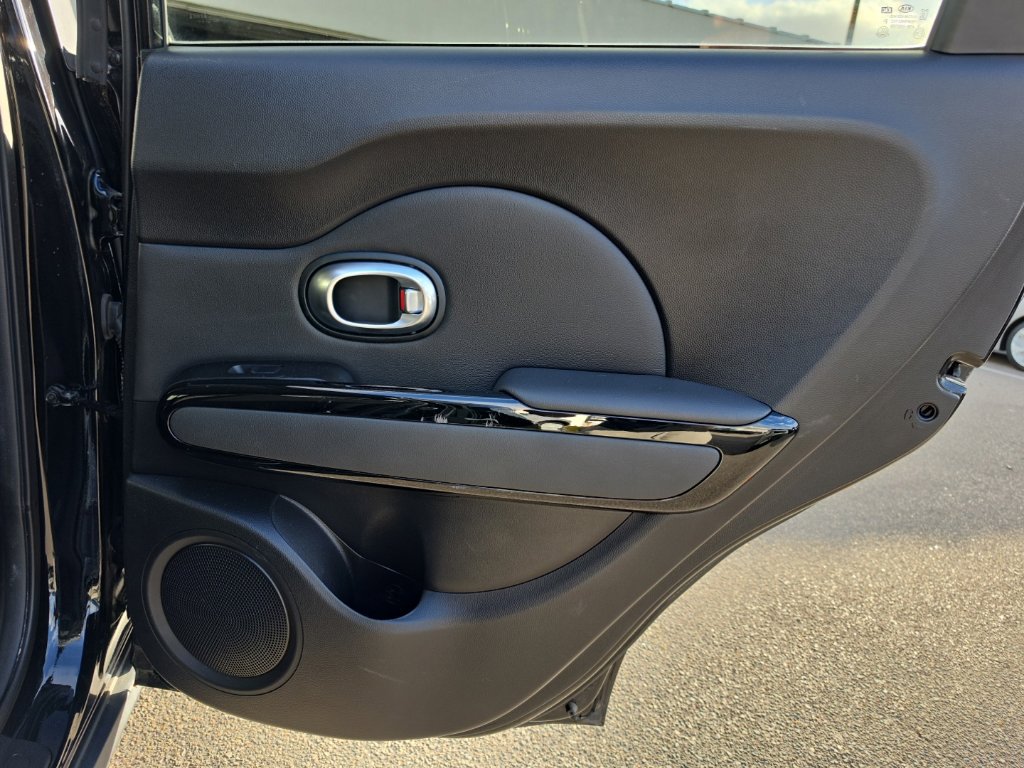 Used 2015 Kia Soul ! FWD image 20