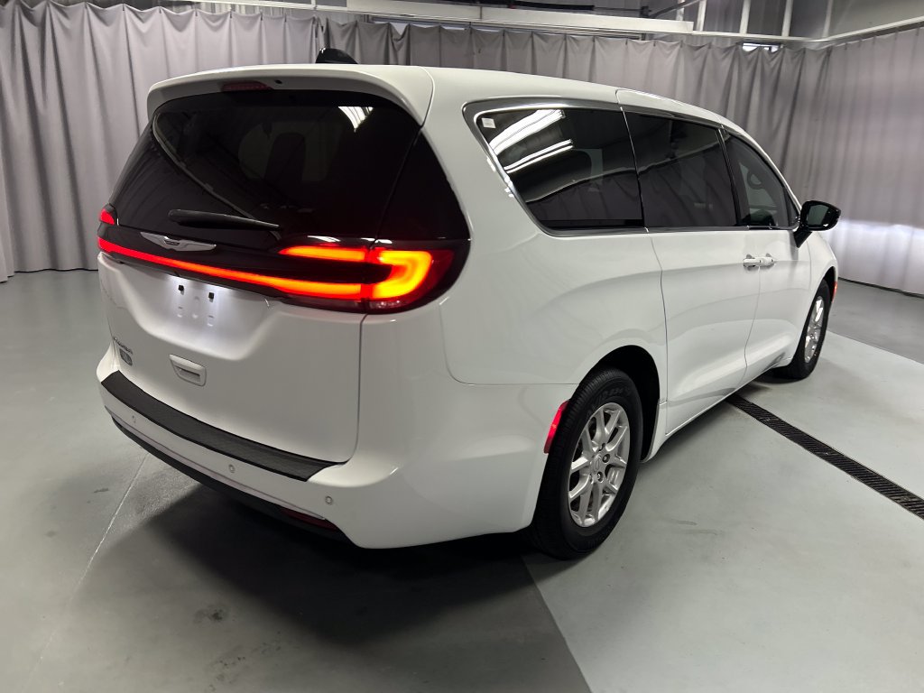 Used 2025 Chrysler Pacifica Select FWD image 7