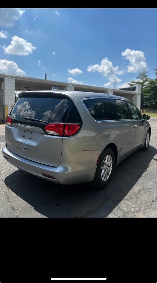 Used 2020 Chrysler Voyager LX image 6