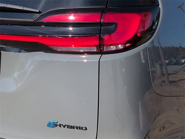 Used 2023 Chrysler Pacifica Limited w/ Uconnect Theater Family Group image 11