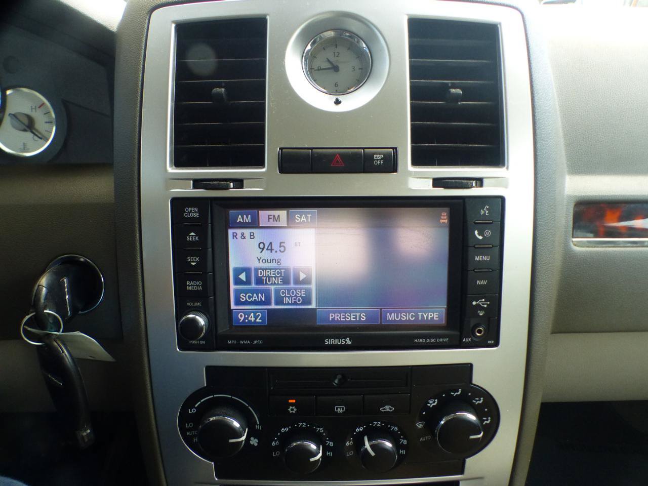 Used 2009 Chrysler 300 C w/ Protection Group II RWD image 23