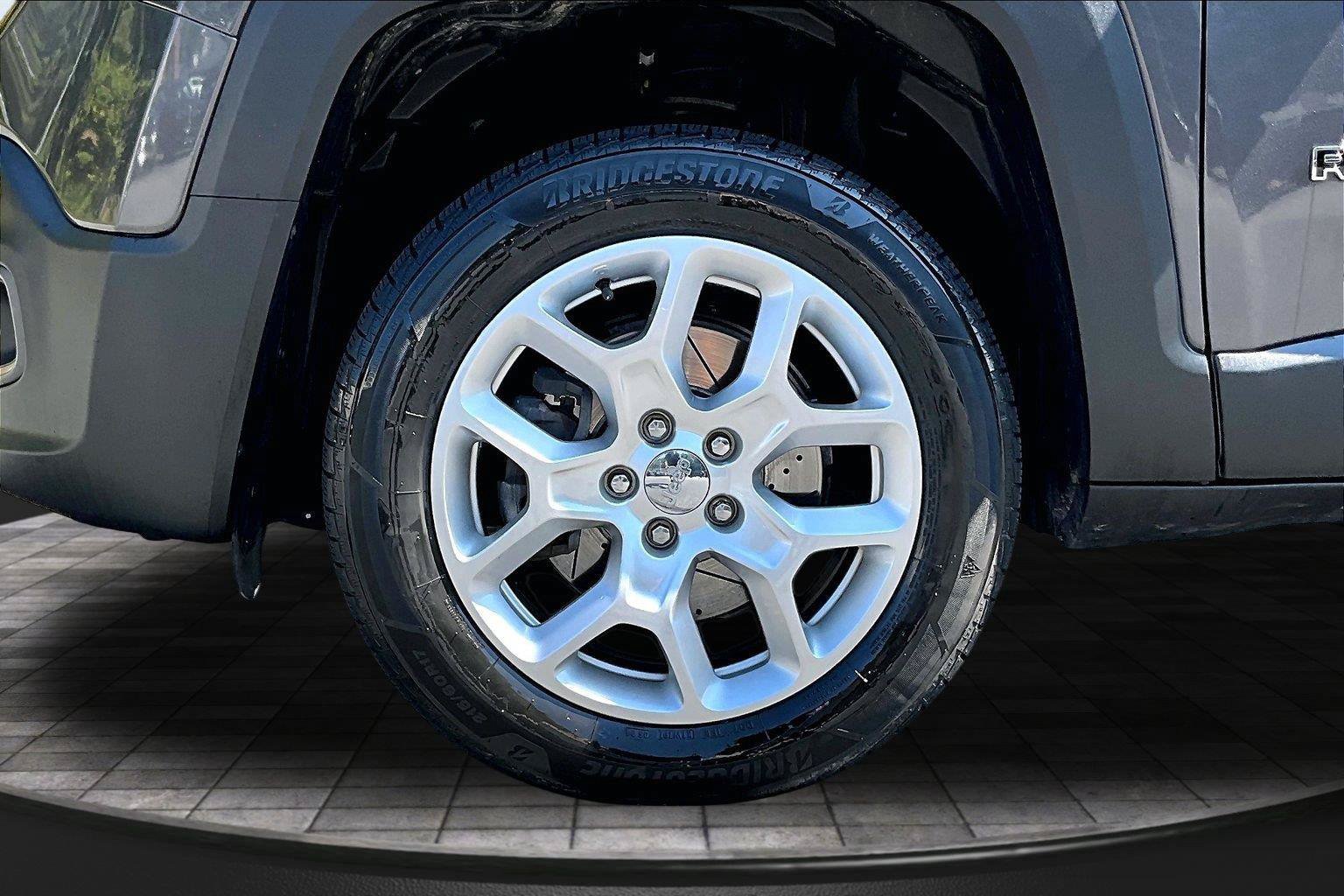 Used 2017 Jeep Renegade Latitude AWD/4WD image 10