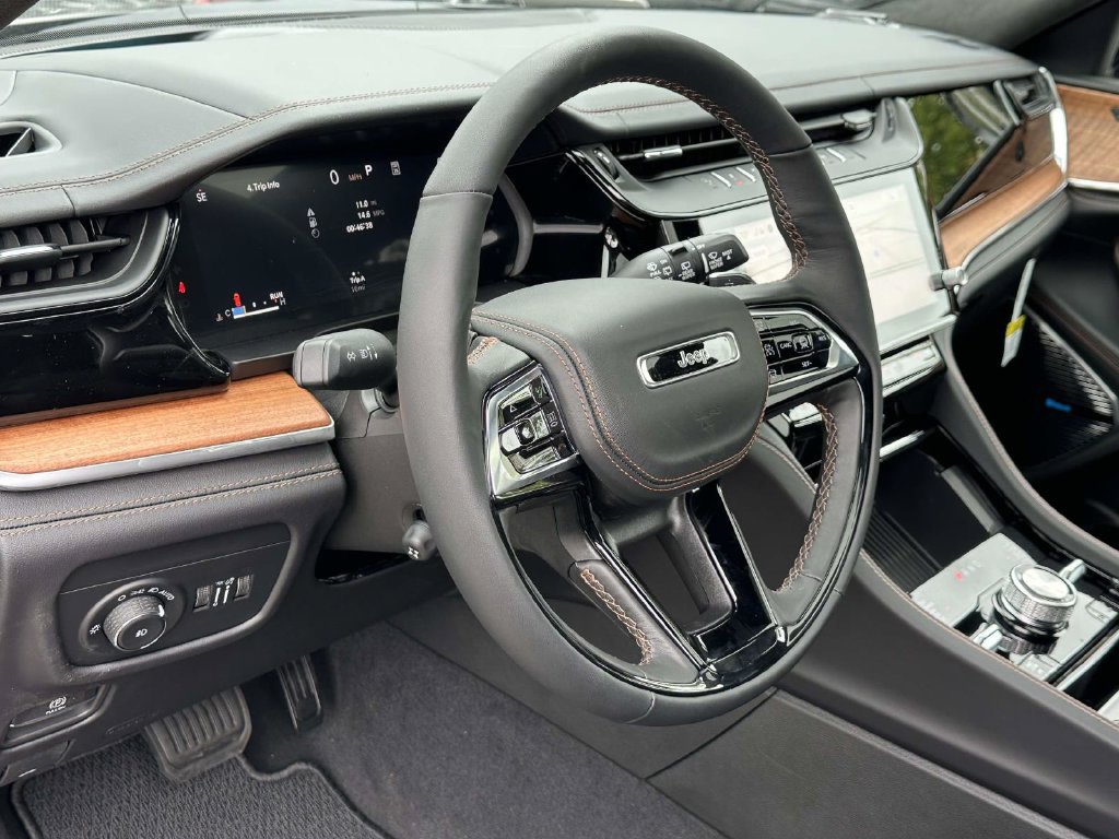 New 2027 Jeep Grand Cherokee Summit AWD/4WD image 2