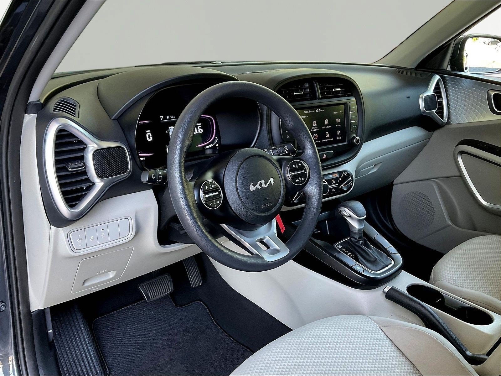 Used 2025 Kia Soul LX w/ LX Technology Package FWD image 14
