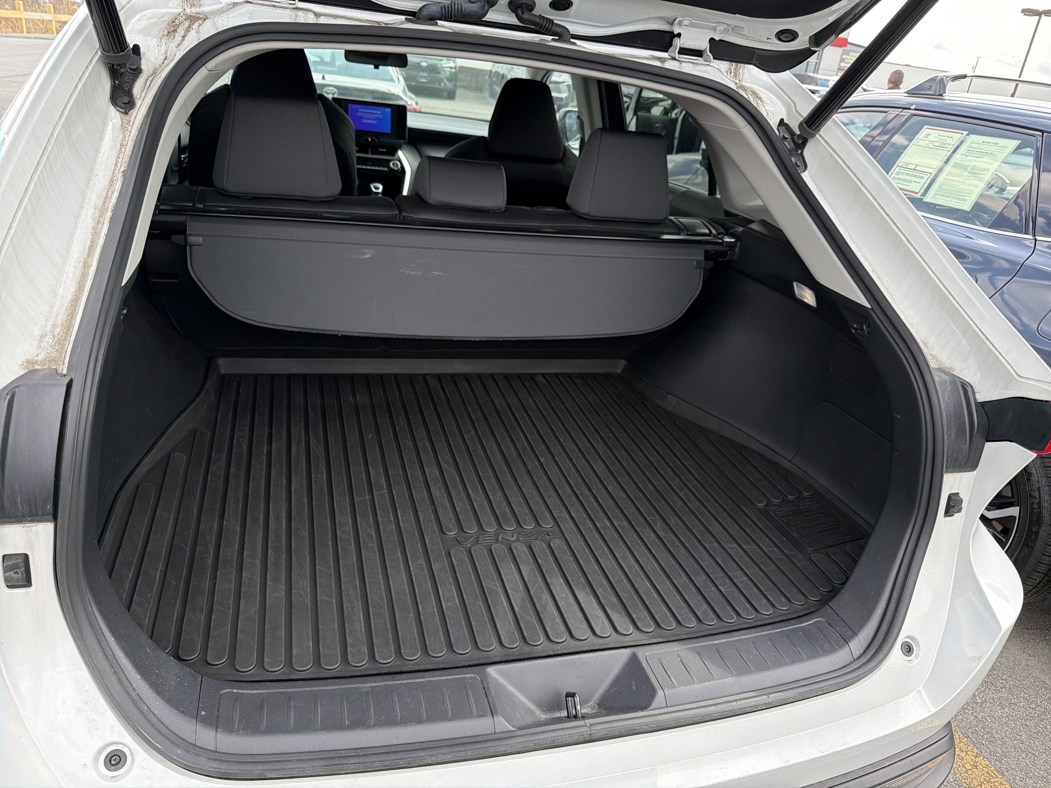 Used 2023 Toyota Venza LE image 22