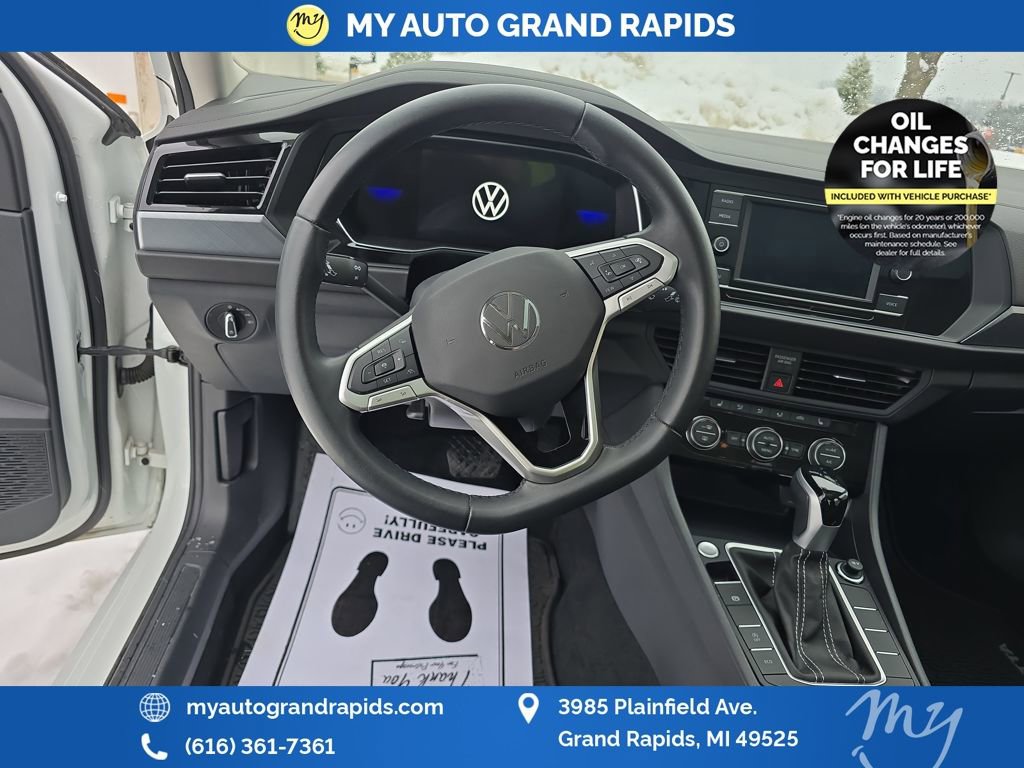 Used 2024 Volkswagen Jetta SE image 13