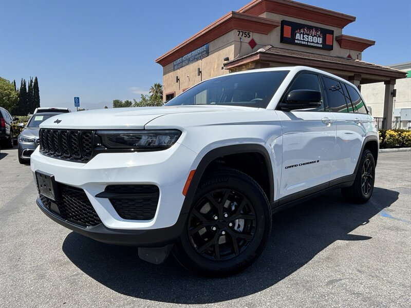 Used 2024 Jeep Grand Cherokee Altitude AWD/4WD image 1
