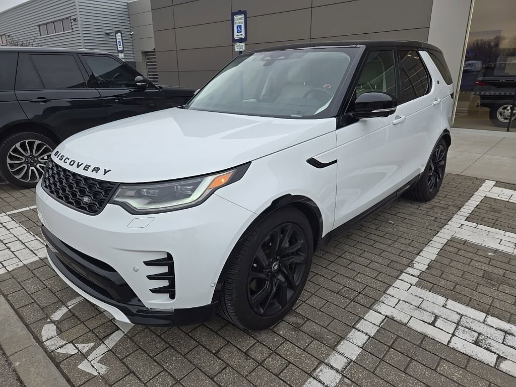 Used 2025 Land Rover Discovery Dynamic SE image 1