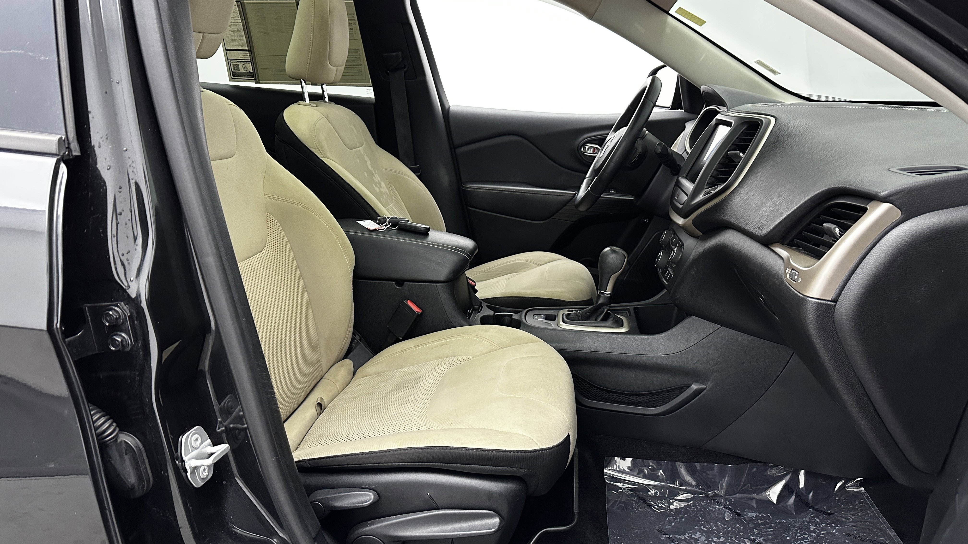 Used 2016 Jeep Cherokee 75th Anniversary image 37