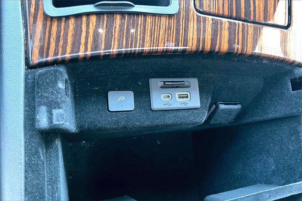 Used 2021 Cadillac Escalade Premium Luxury image 16