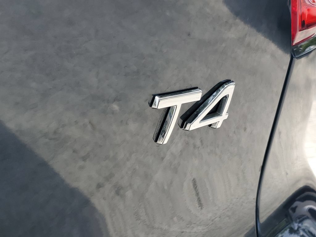 Certified 2022 Volvo XC40 T4 Momentum w/ Premium Package FWD image 8