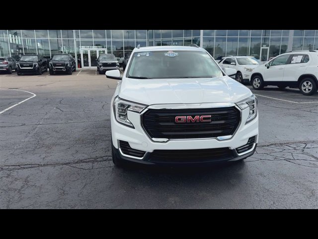 Used 2024 GMC Terrain SLE w/ Driver Convenience Package FWD image 3