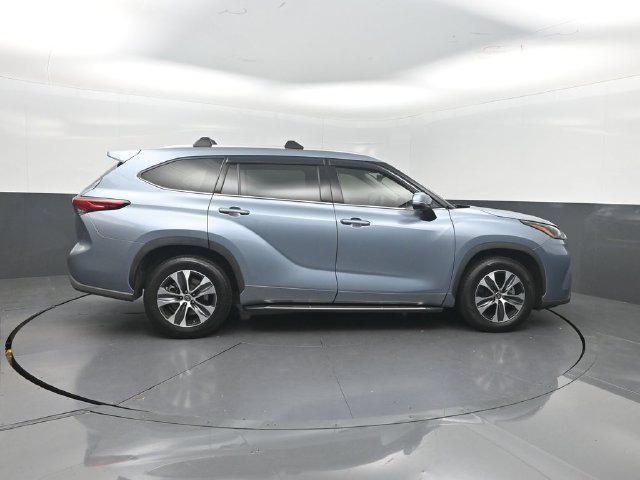 Used 2022 Toyota Highlander XLE FWD image 28