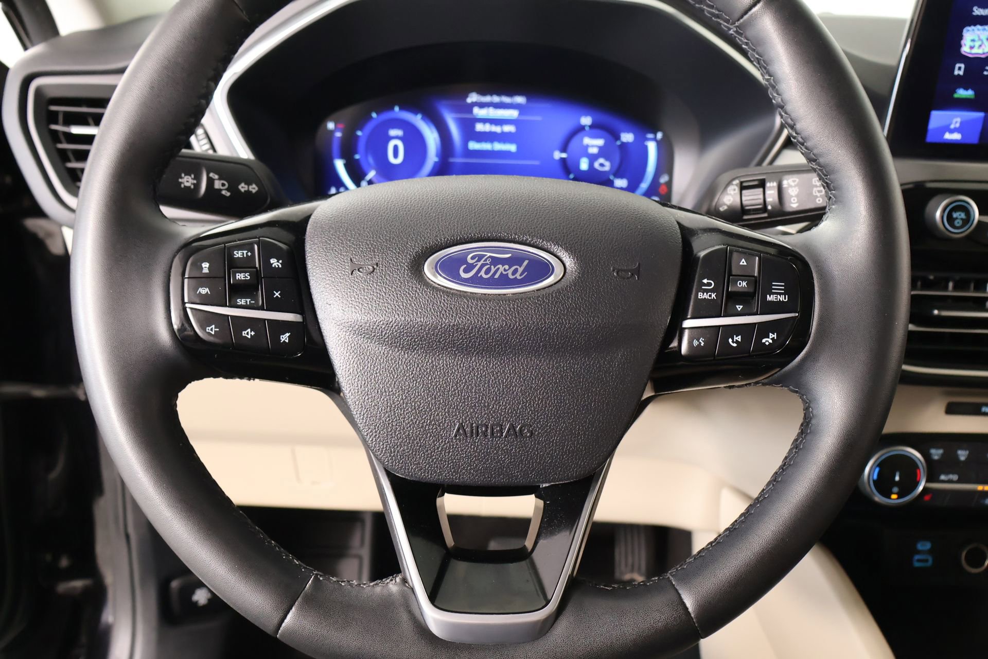 Used 2022 Ford Escape Titanium AWD/4WD image 3
