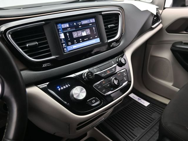 Used 2022 Chrysler Voyager LX image 23