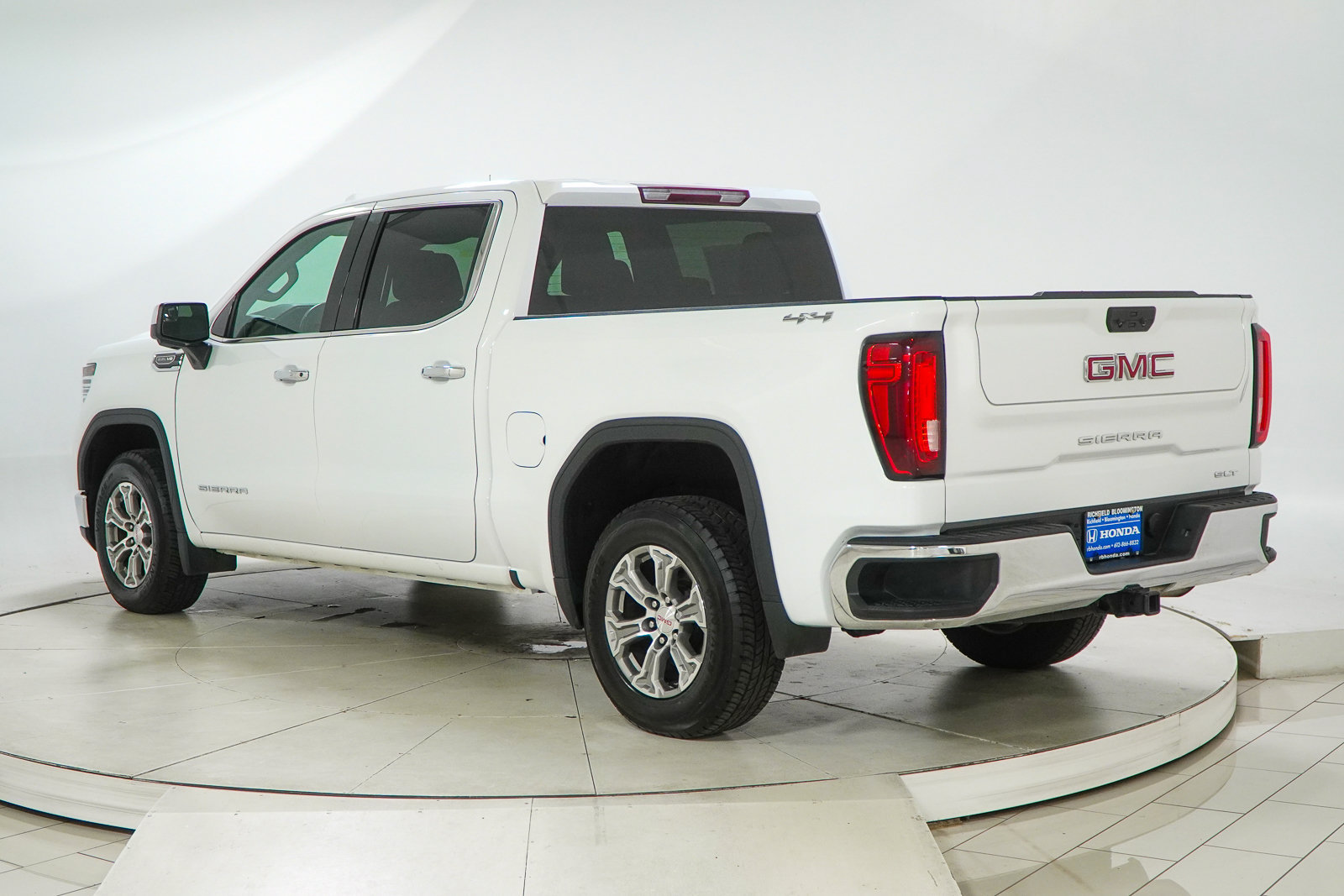 Used 2024 GMC Sierra 1500 SLT AWD/4WD image 5