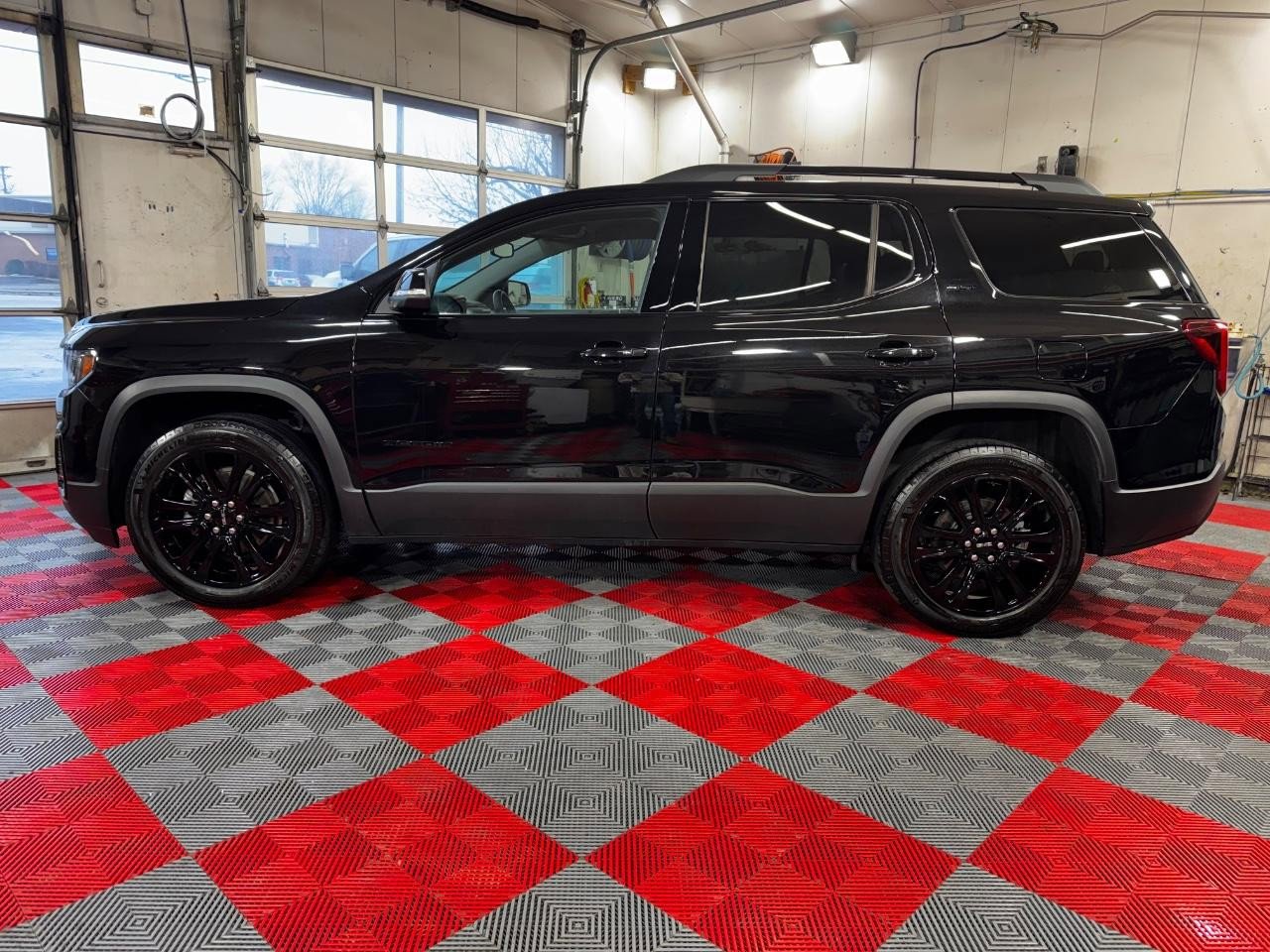 Used 2023 GMC Acadia SLT w/ Elevation Edition image 4