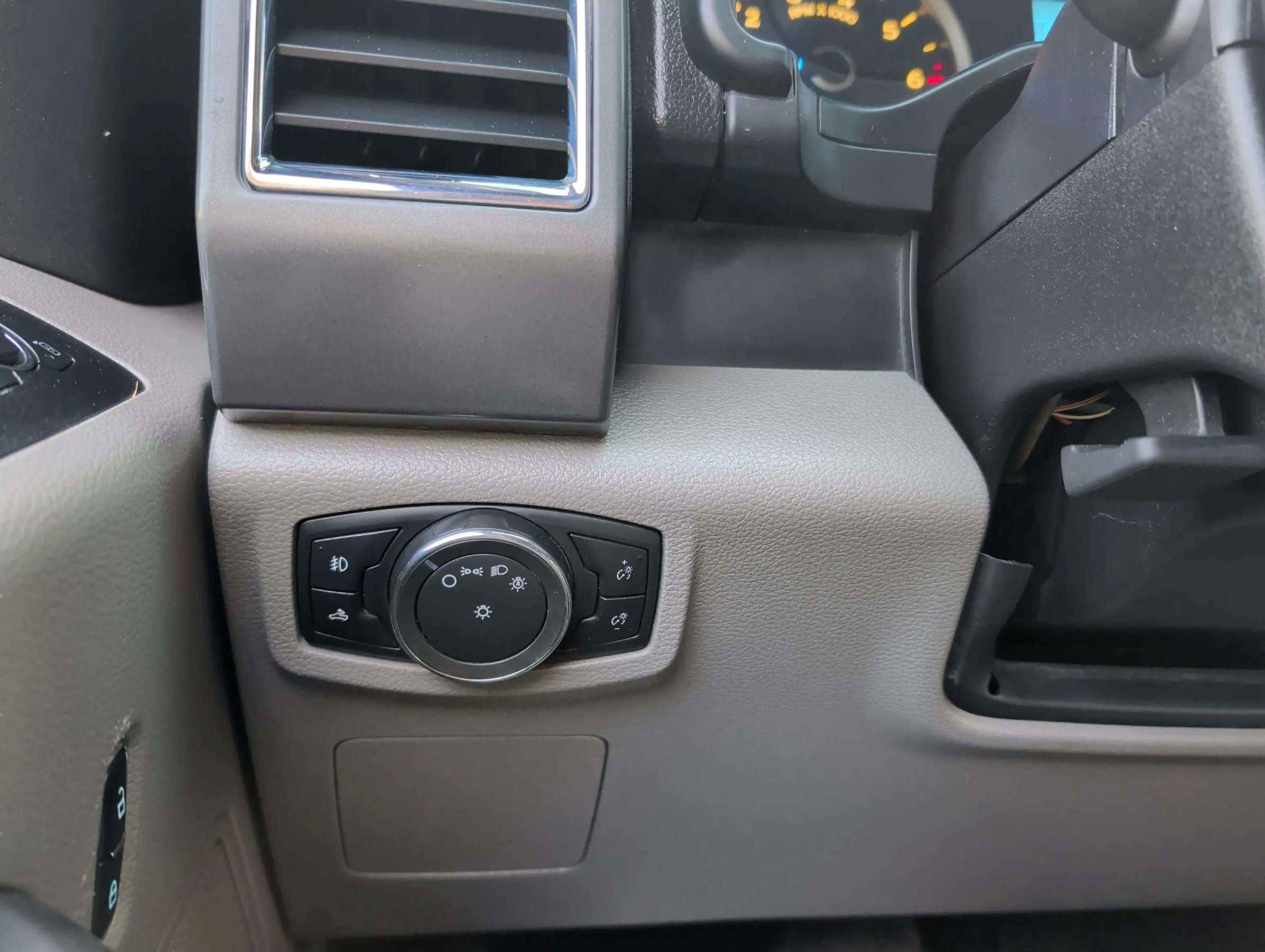 Used 2015 Ford F150 XLT AWD/4WD image 24