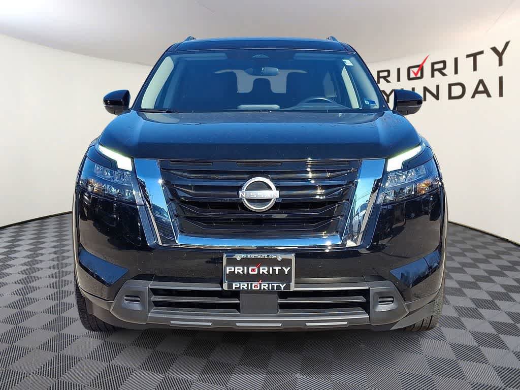 Used 2024 Nissan Pathfinder SV image 2