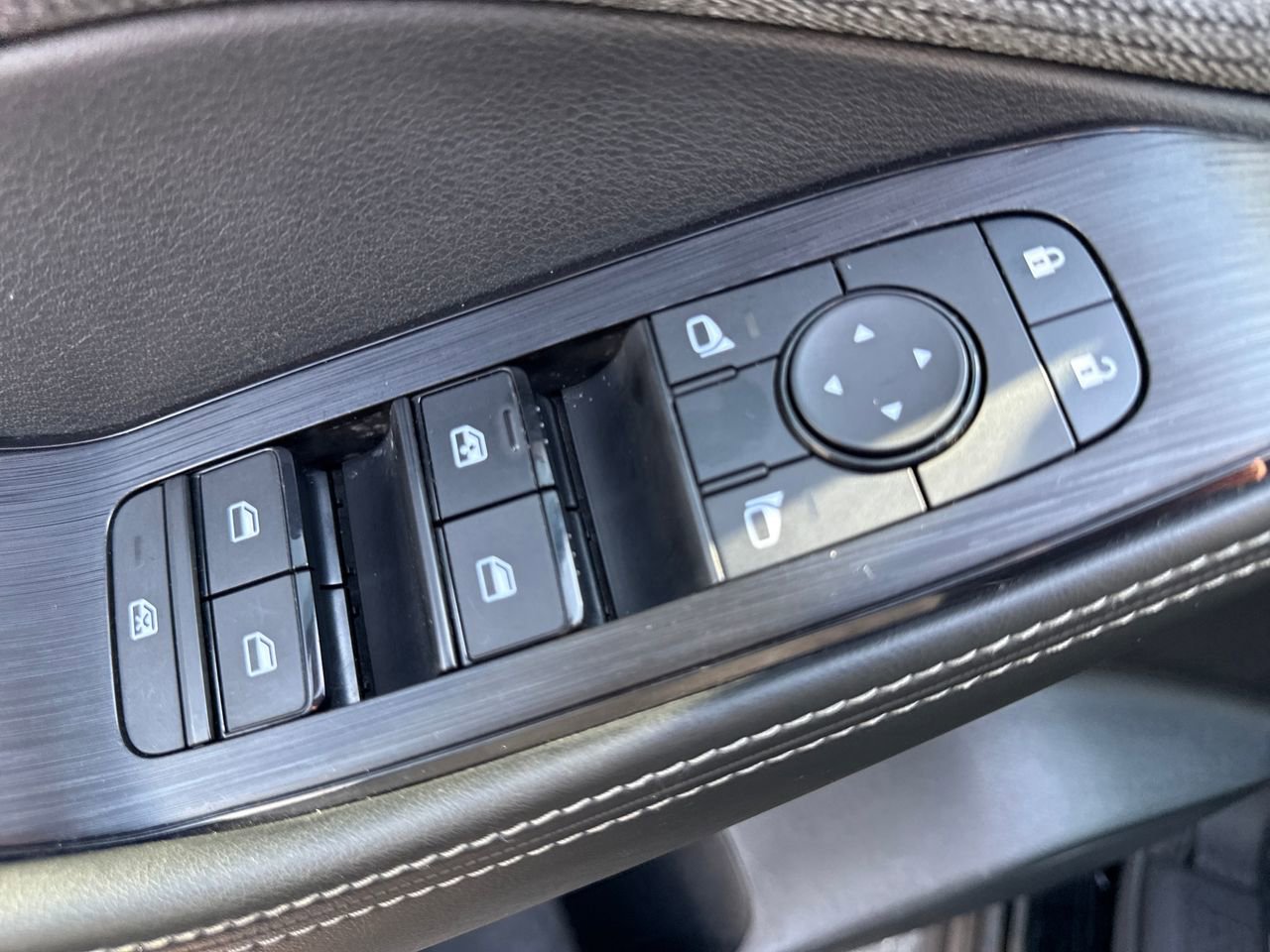 Used 2023 Nissan Rogue SV AWD/4WD image 15