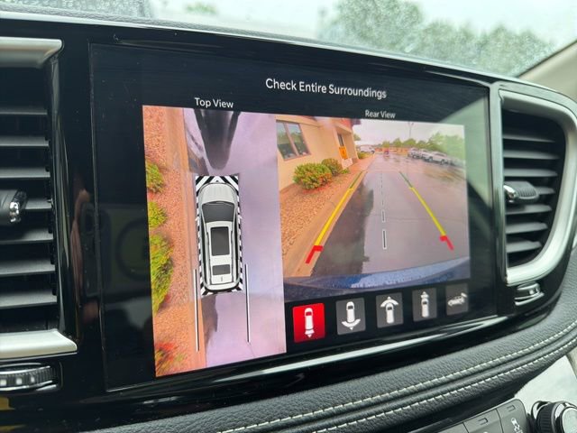 Used 2023 Chrysler Pacifica Touring-L AWD/4WD image 8