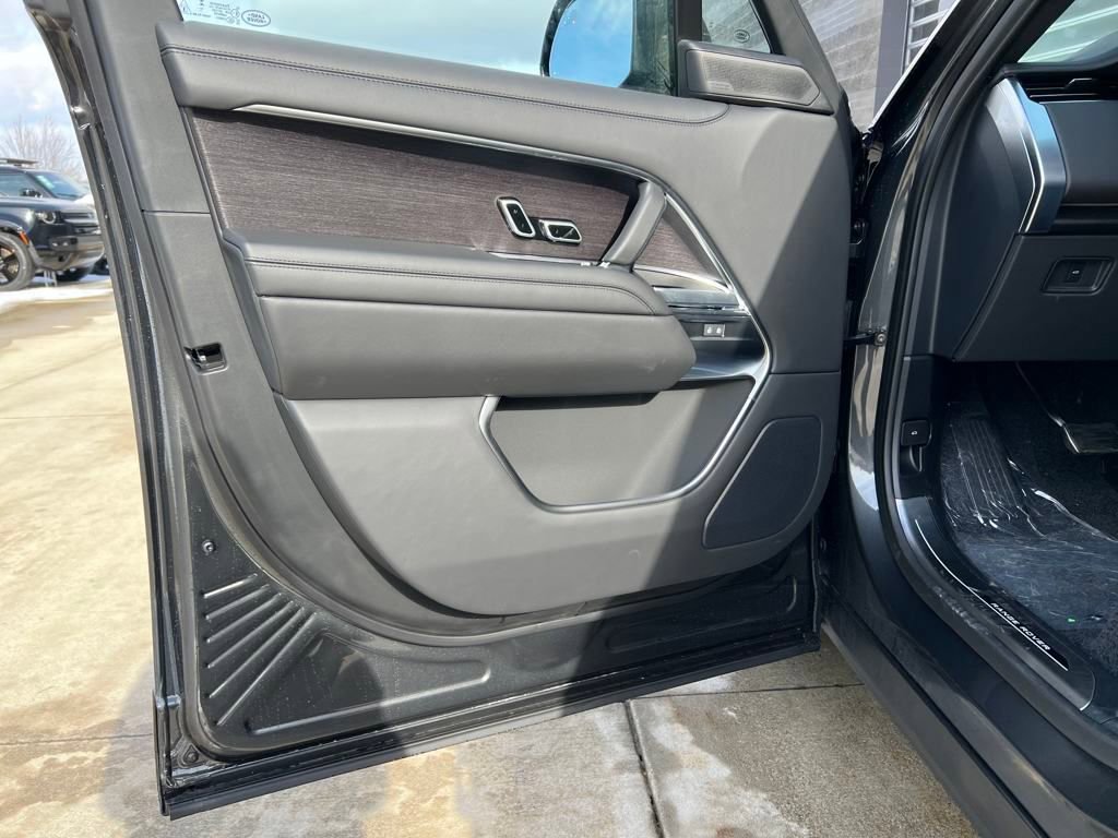 New 2025 Land Rover Range Rover SE image 4
