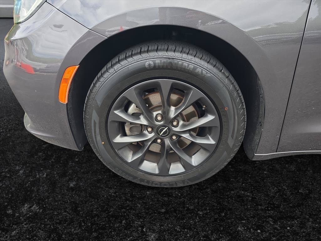 Used 2021 Chrysler Pacifica Touring w/ S Appearance Package FWD image 9