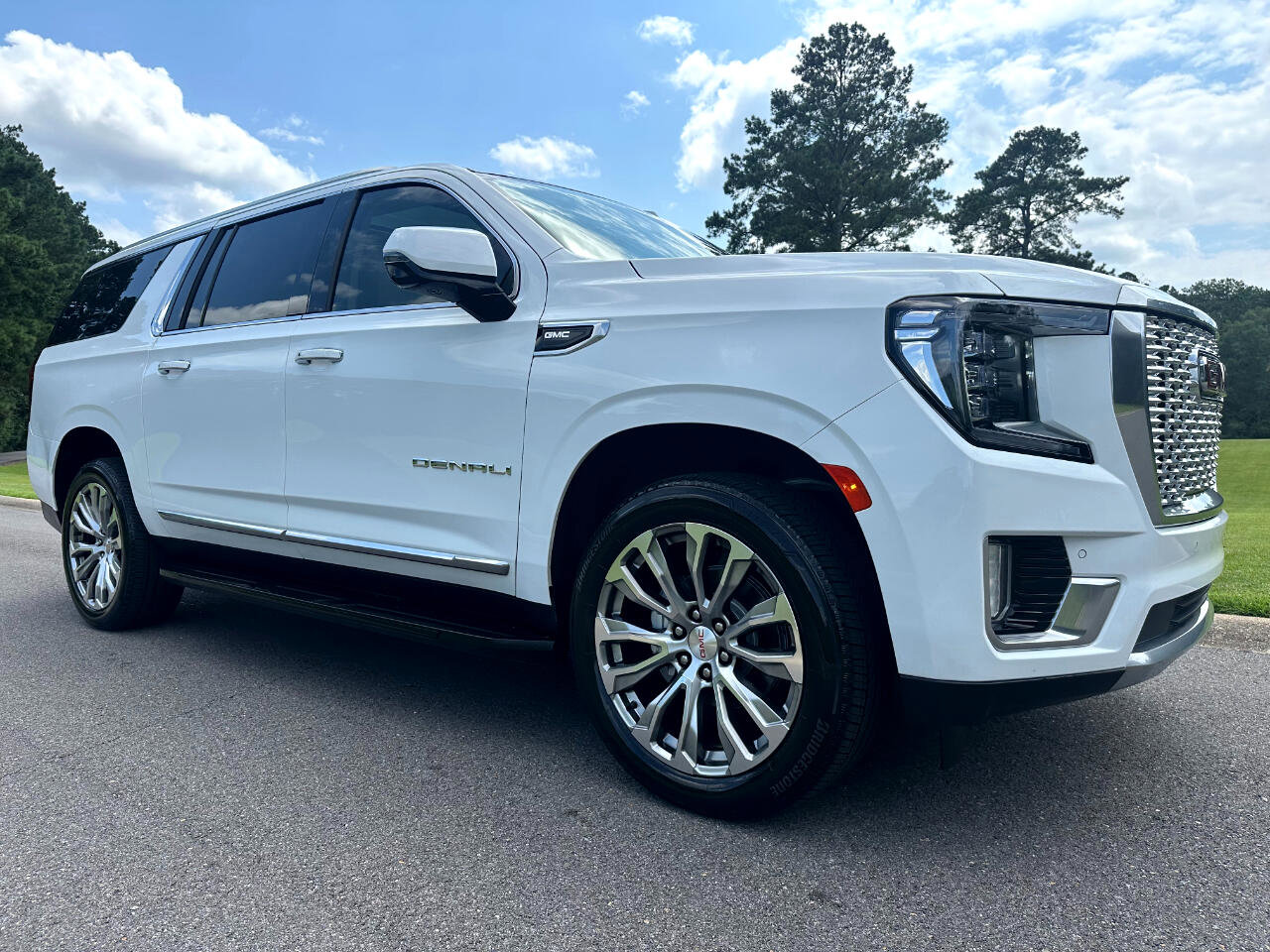 Used 2023 GMC Yukon XL Denali image 3