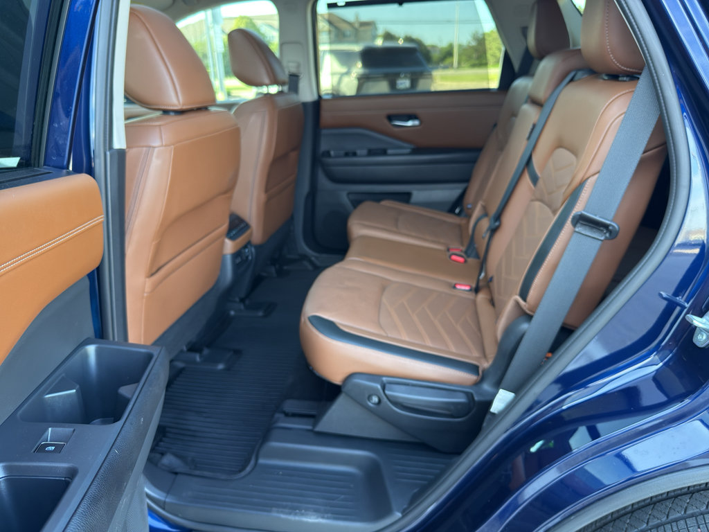 Used 2023 Nissan Pathfinder Platinum w/ Black Appearance Package FWD image 36