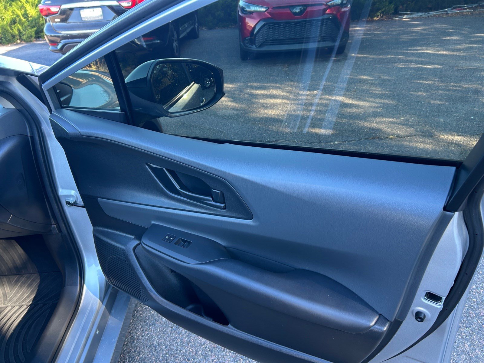 Used 2025 Toyota Prius LE AWD/4WD image 16