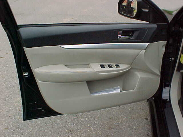 Used 2010 Subaru Legacy 2.5i Premium image 18