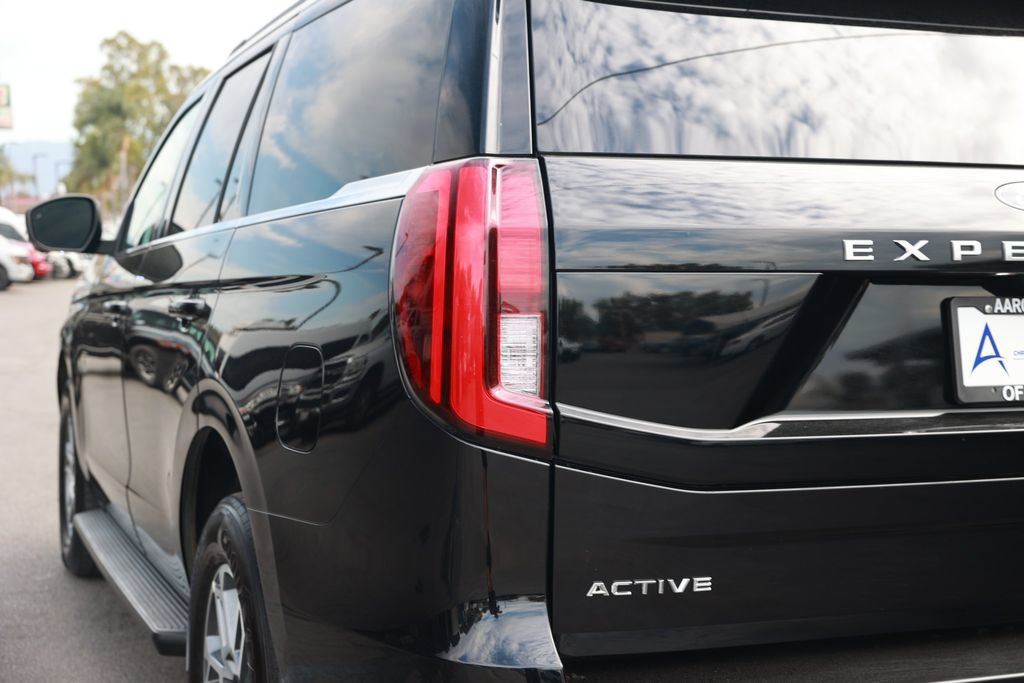 Used 2025 Ford Expedition Active RWD image 16