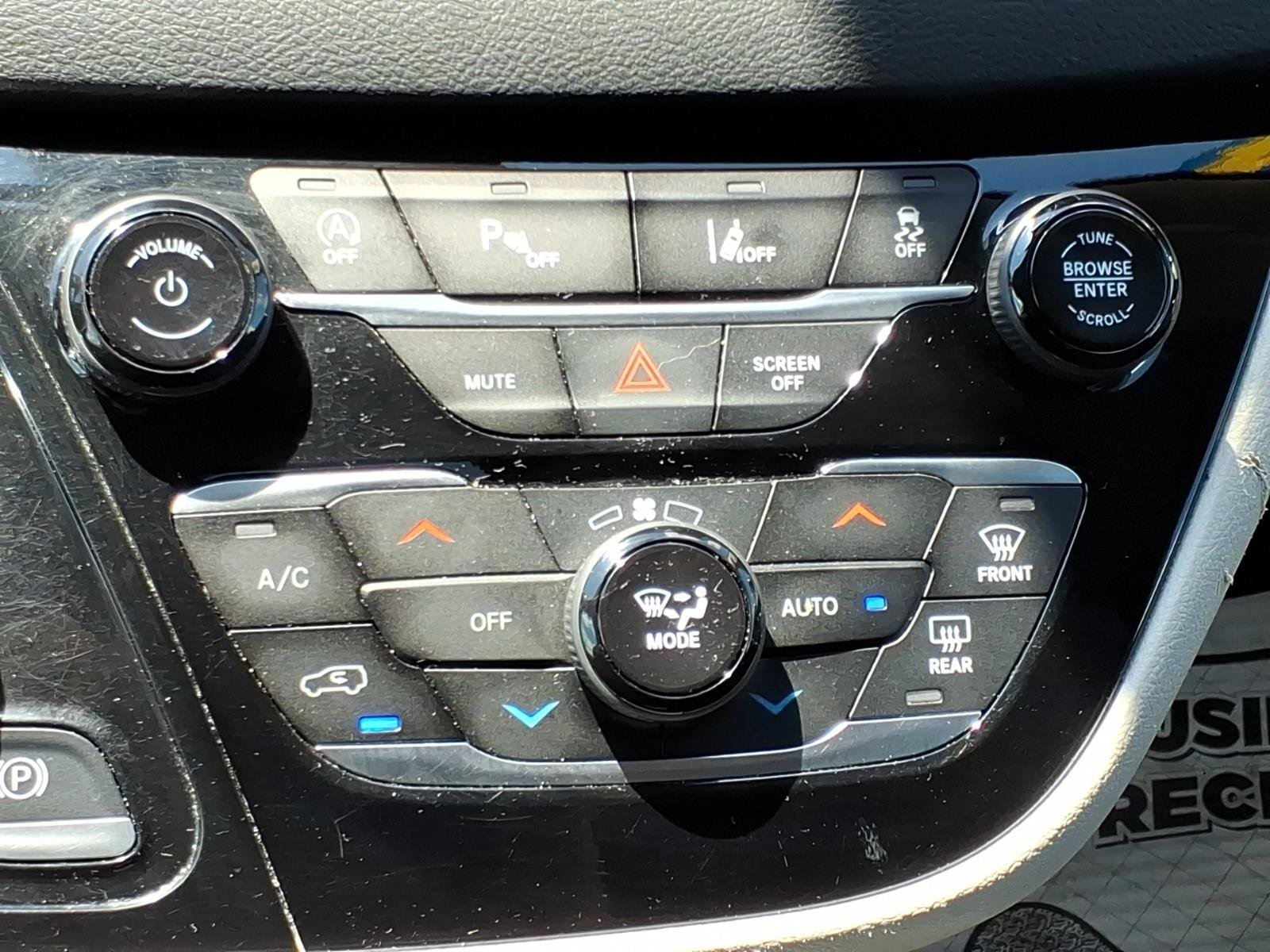 Used 2024 Chrysler Pacifica Touring-L FWD image 25