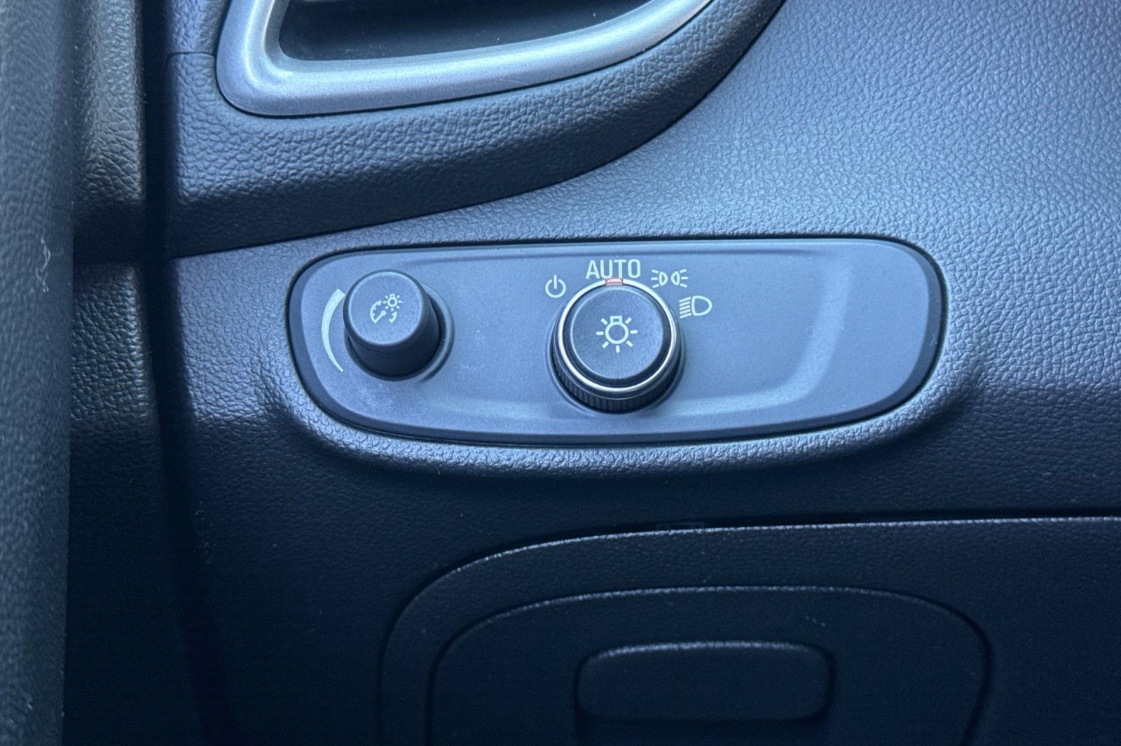 Used 2021 Chevrolet Trax LT w/ Driver Confidence Package image 40