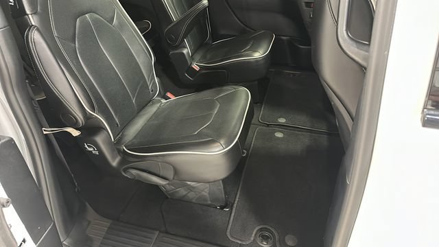 Used 2025 Chrysler Pacifica Limited FWD image 31