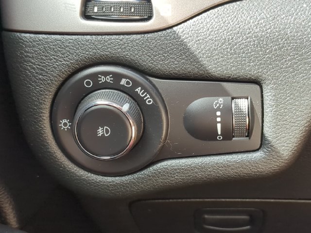 Used 2019 Jeep Cherokee Latitude w/ Popular Appearance Group FWD image 26