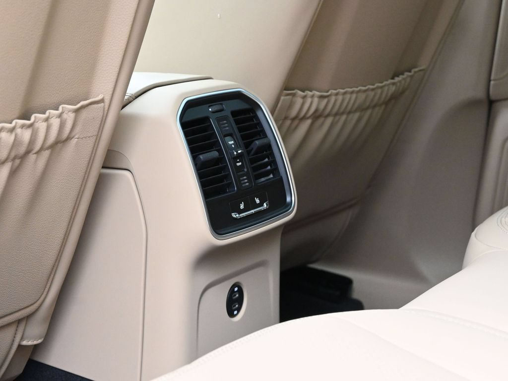 Certified 2026 Porsche Macan AWD/4WD image 23