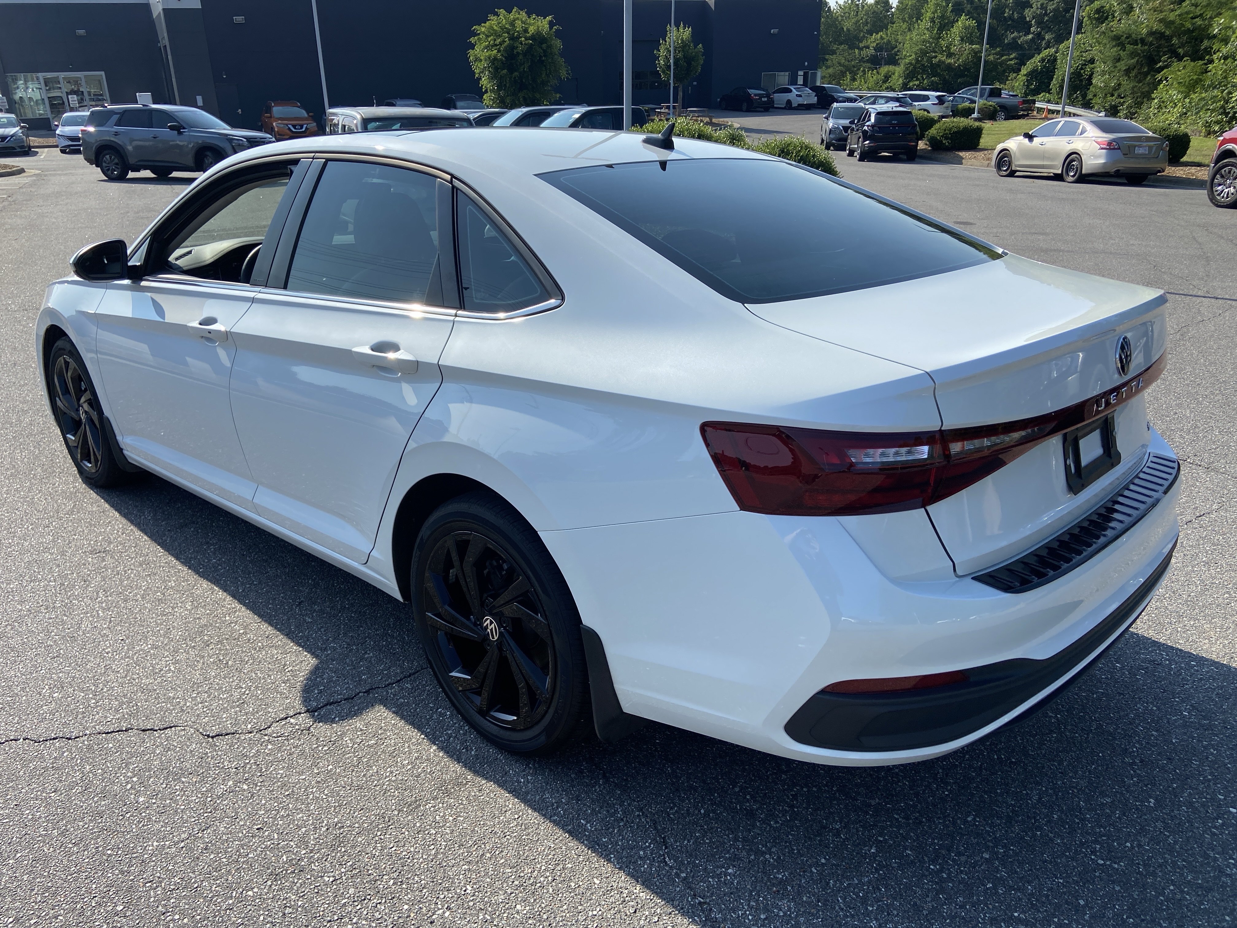 Used 2025 Volkswagen Jetta SE FWD image 6