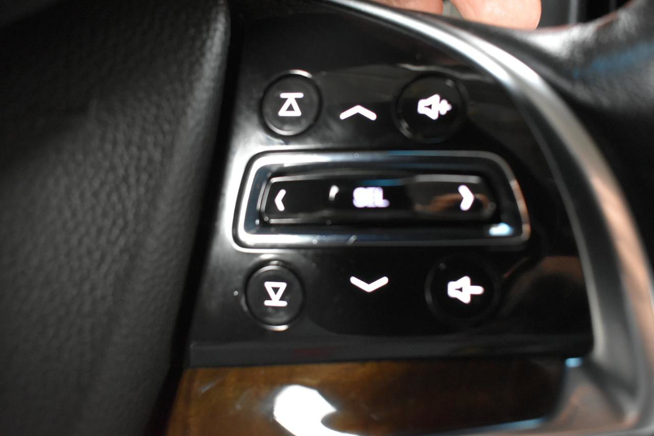 Used 2020 Cadillac Escalade ESV Premium Luxury AWD/4WD image 16