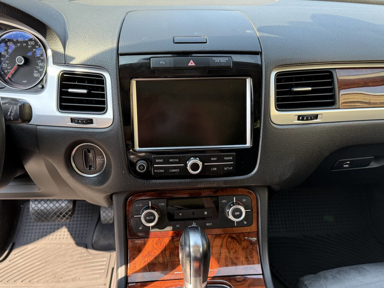 Used 2012 Volkswagen Touareg Sport image 30