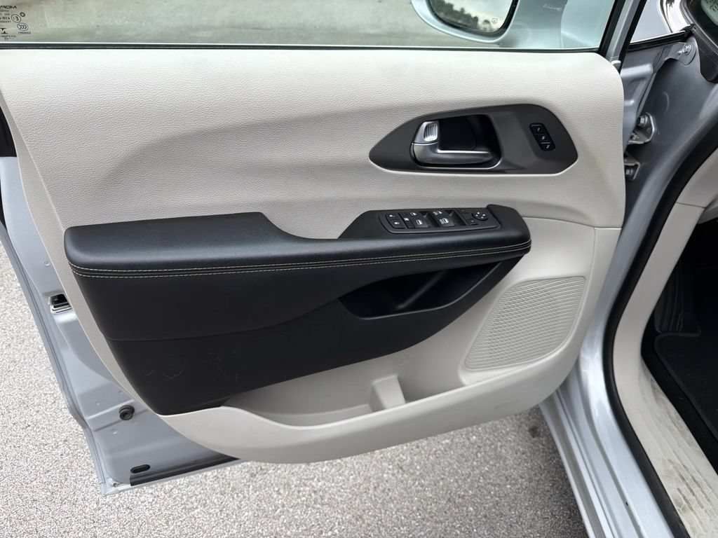 Used 2022 Chrysler Pacifica Touring-L FWD image 20