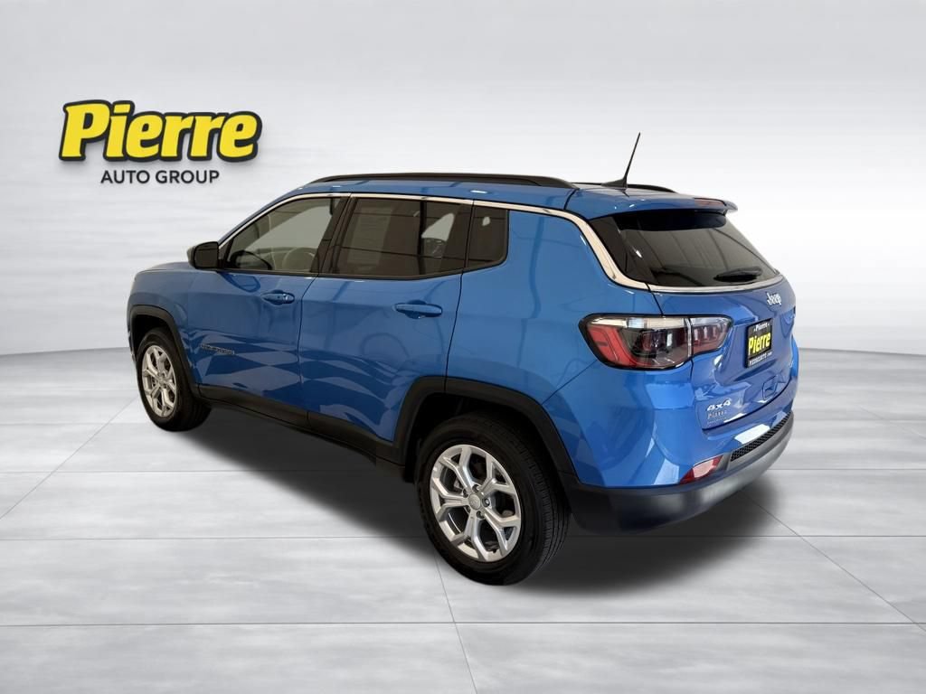 Used 2024 Jeep Compass Latitude AWD/4WD image 2