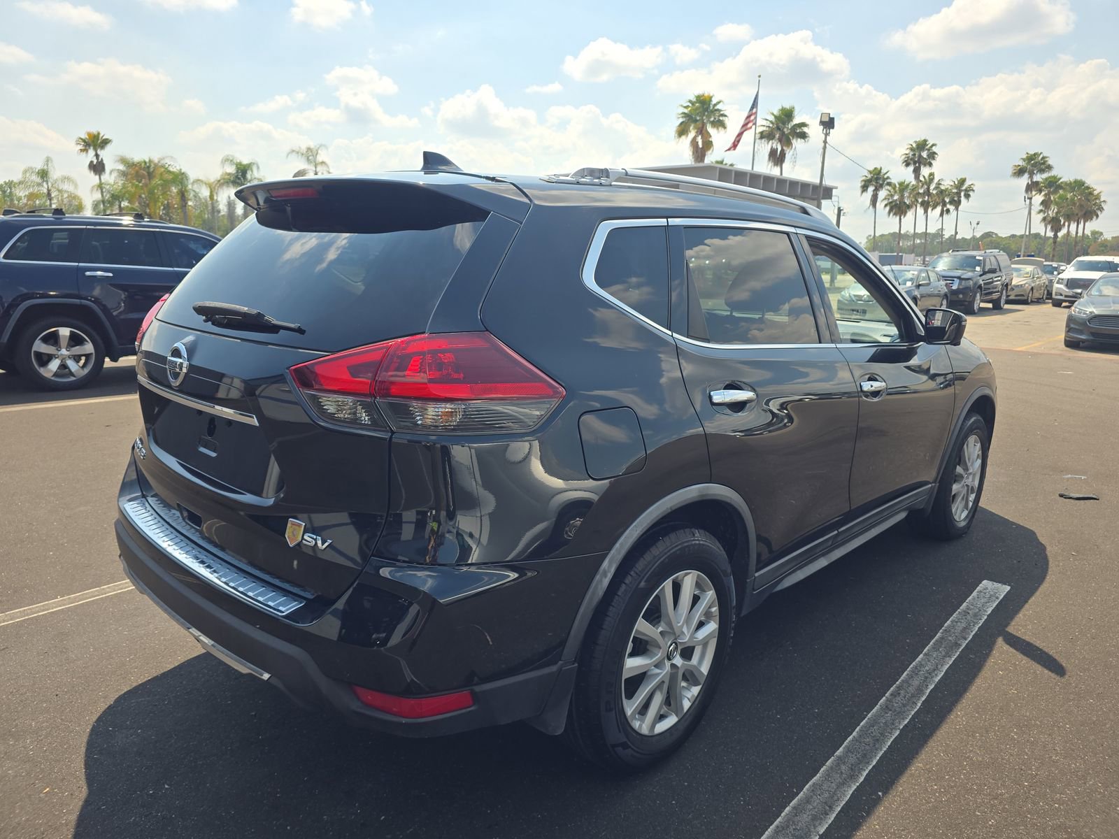 Used 2018 Nissan Rogue SV w/ Premium Package image 6
