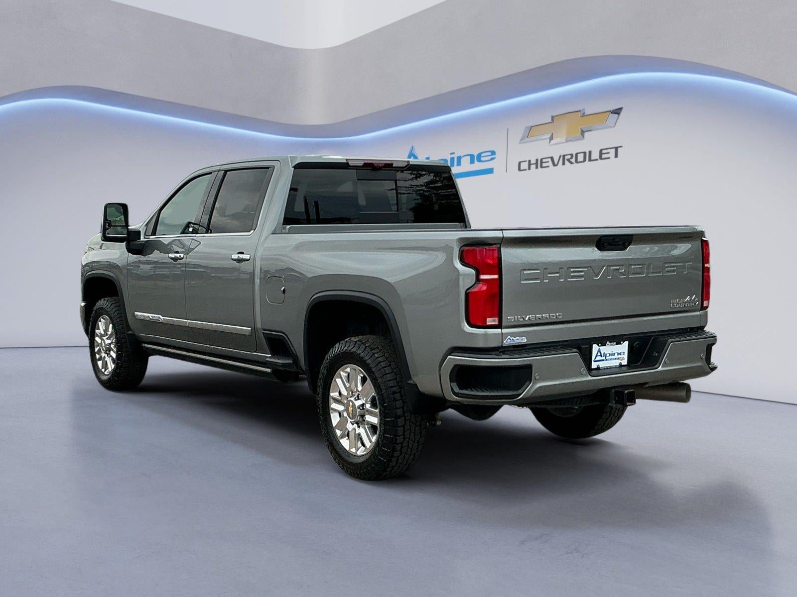Used 2025 Chevrolet Silverado 3500 High Country w/ High Country Premium Package AWD/4WD image 3