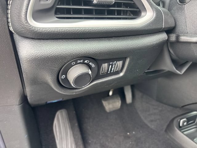 New 2027 Chrysler Pacifica Select w/ Family Tech Group FWD image 17