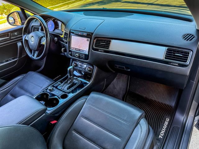 Used 2013 Volkswagen Touareg Sport image 10