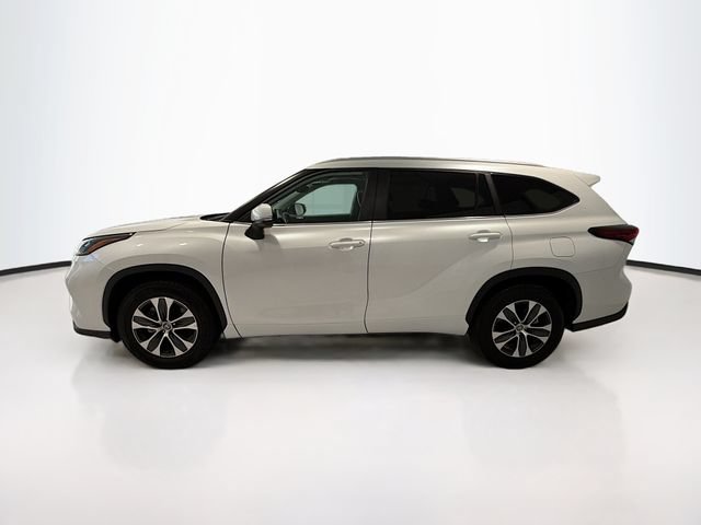 Certified 2025 Toyota Highlander XLE FWD image 4