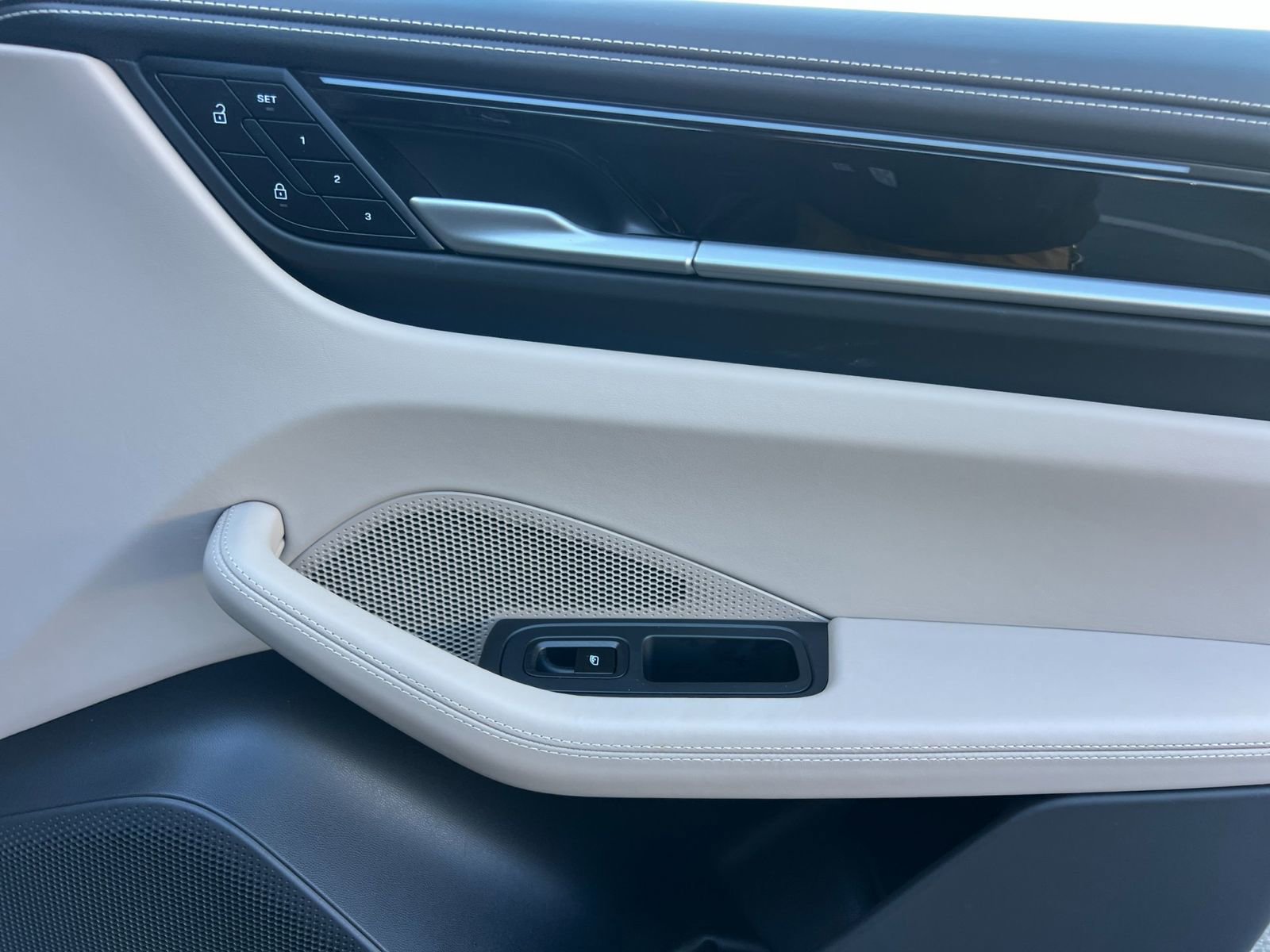 Certified 2025 Porsche Macan Electric image 20